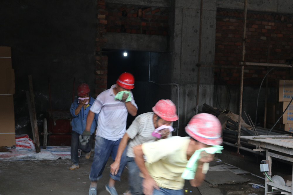 福建易順建筑工程有限公司“東升商城”工程2017年度《安全生產(chǎn)月》消防、救援應急演練