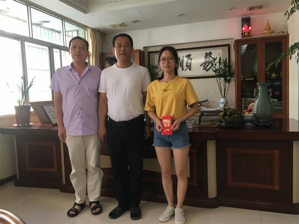 知識改變?nèi)说拿\，公司職工子女考上大學 單位頒發(fā)助學金