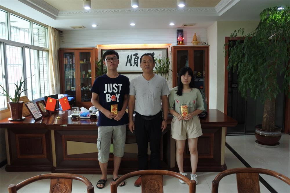 知識改變?nèi)说拿\，公司職工子女考上大學 單位頒發(fā)助學金