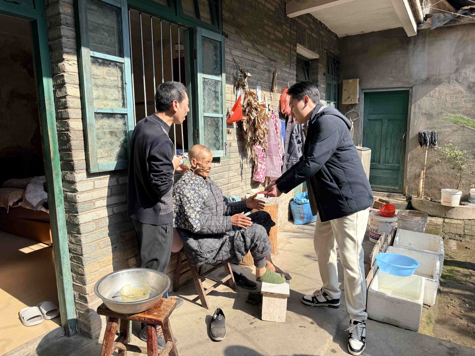 情暖寒冬，心系民生——易順建工集團開展困難黨員及群眾慰問活動