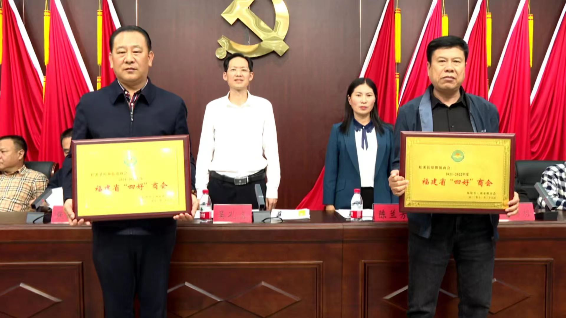 易順建工集團(tuán)董事長(zhǎng)李易順作為松溪街道商會(huì)代表領(lǐng)取2021-2022年度福建省“四好”商會(huì)榮譽(yù)獎(jiǎng)項(xiàng)。
